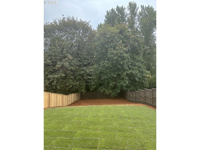1584 N YOUNG St, Lafayette, OR 97127