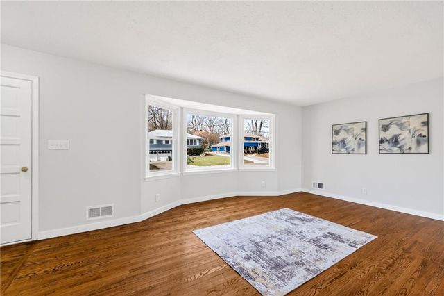 13321 Applewood Drive, Grandview, MO 64030