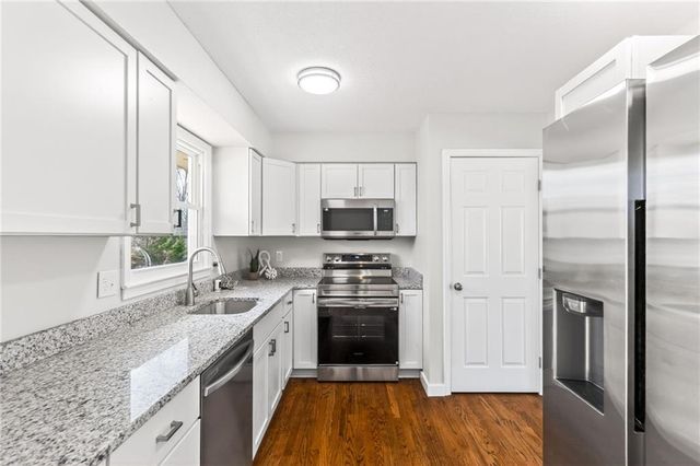 13321 Applewood Drive, Grandview, MO 64030