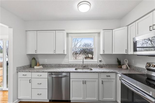 13321 Applewood Drive, Grandview, MO 64030