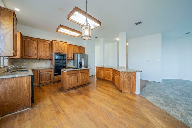 860 Tartan Trail, Highland Village, TX 75077