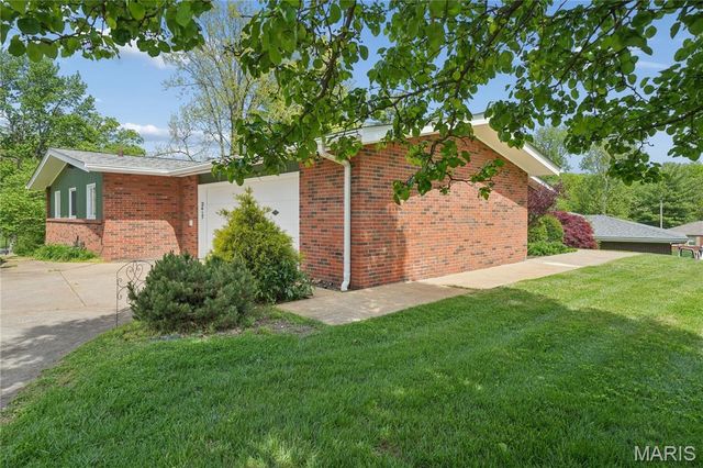 2417 Sunnybrook Drive, St Louis, MO 63114