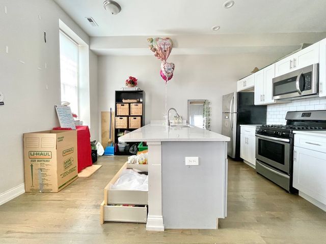 2620 W Cermak Road 2F, Chicago, IL 60608