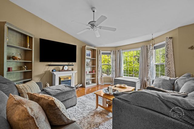 1202 Fox Hill Lane, North Aurora, IL 60542