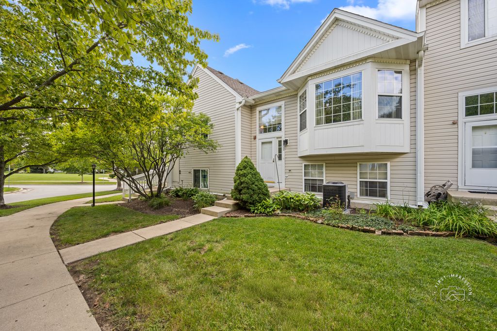 1202 Fox Hill Lane, North Aurora, IL 60542