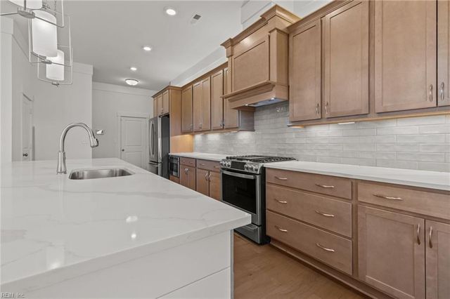 214 Arbormoor LN, Moyock, NC 27958