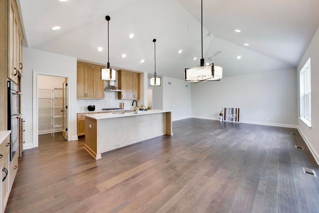 495 CORA Lane, St. Charles, IL 60174