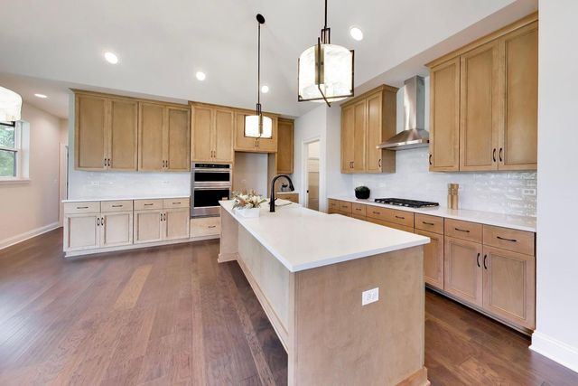 495 CORA Lane, St. Charles, IL 60174
