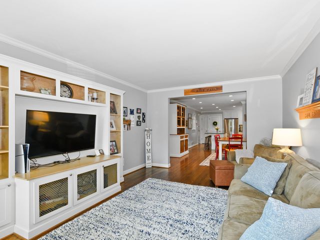 9945 S WASHTENAW Avenue, Chicago, IL 60655
