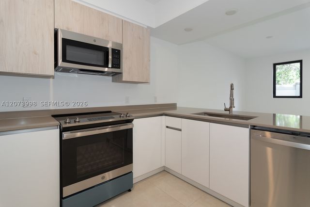 4117 N Oak Pl, Dania Beach, FL 33314