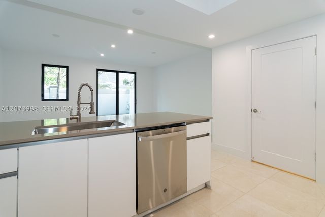 4117 N Oak Pl, Dania Beach, FL 33314