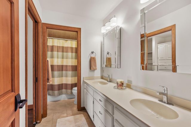 9134 Fox Run Circle, Eden Prairie, MN 55347