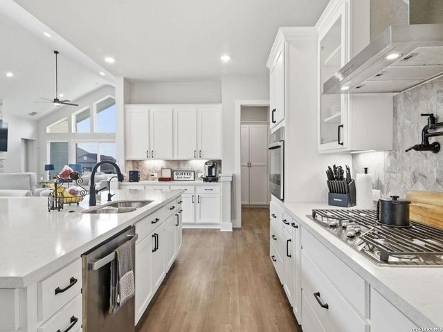 199 POE PKWY, Castroville, TX 78009