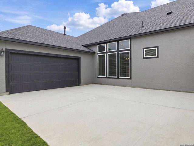 199 POE PKWY, Castroville, TX 78009