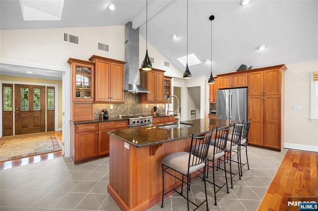 548 Rivervale Road, River Vale, NJ 07675