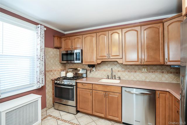 95-20 239th Street, Floral Park, NY 11001