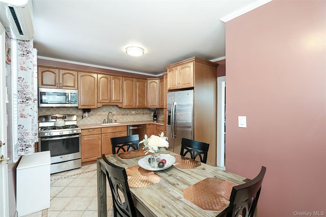 95-20 239th Street, Floral Park, NY 11001