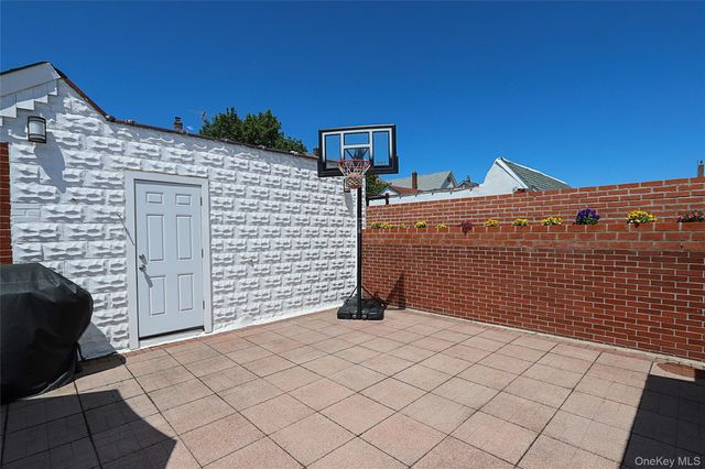 95-20 239th Street, Floral Park, NY 11001
