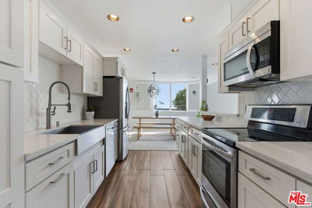 2385 Roscomare Road E17, Los Angeles, CA 90077