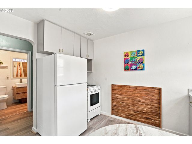 1572 W BROADWAY, Eugene, OR 97402
