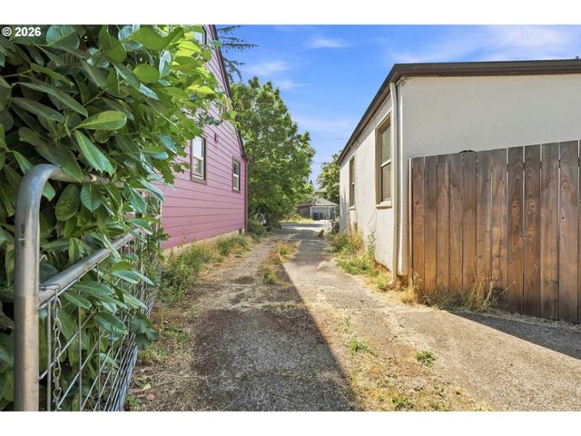 1572 W BROADWAY, Eugene, OR 97402