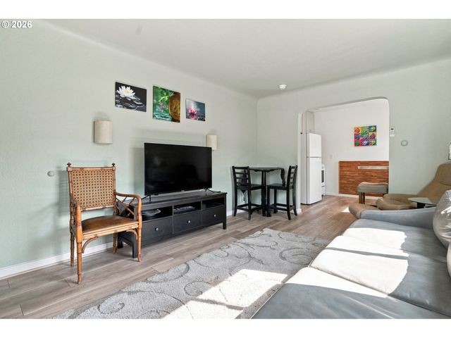 1572 W BROADWAY, Eugene, OR 97402