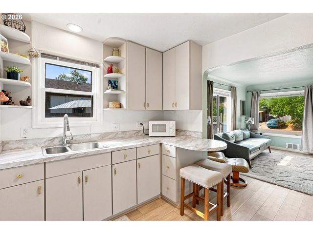 1572 W BROADWAY, Eugene, OR 97402