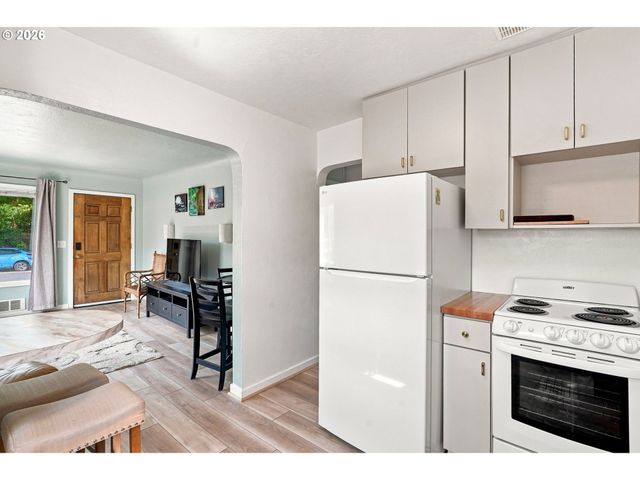 1572 W BROADWAY, Eugene, OR 97402