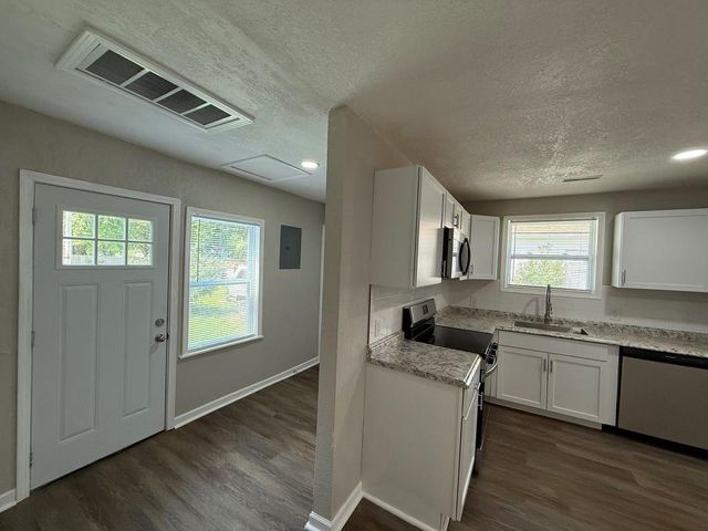 910 W Valley Street, St Joseph, MO 64504