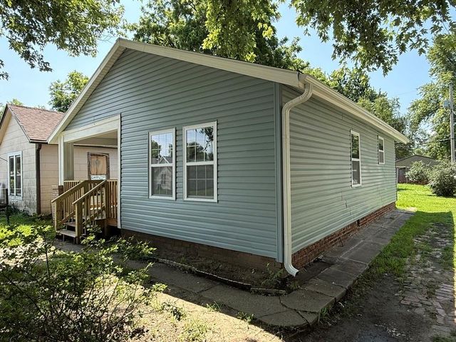 910 W Valley Street, St Joseph, MO 64504