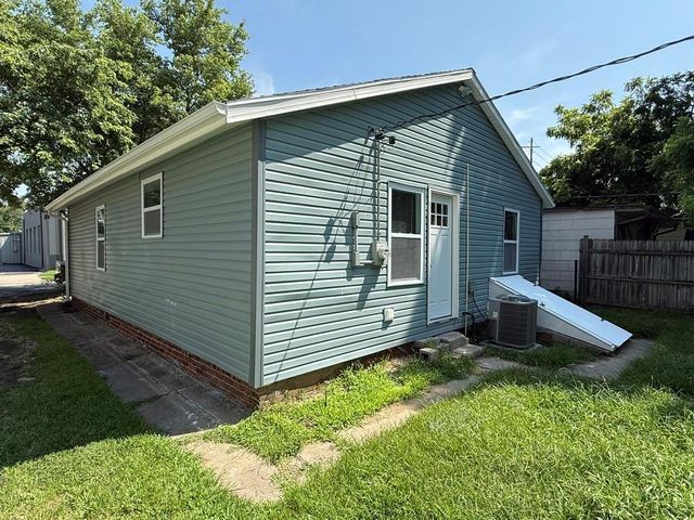 910 W Valley Street, St Joseph, MO 64504