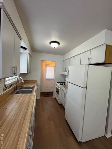 5722 Centralia Street, Dearborn Heights, MI 48127