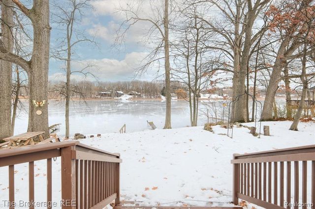 11 Crane Lake Drive, Linden, MI 48451