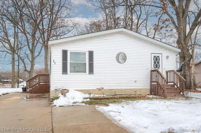 11 Crane Lake Drive, Linden, MI 48451