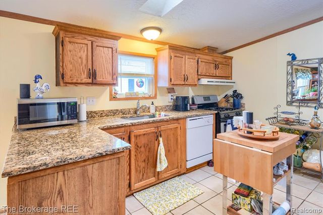 11 Crane Lake Drive, Linden, MI 48451