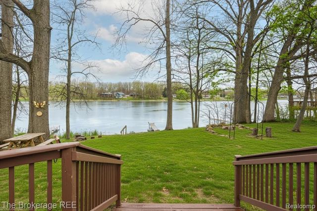 11 Crane Lake Drive, Linden, MI 48451
