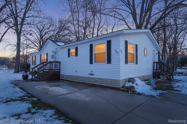 11 Crane Lake Drive, Linden, MI 48451