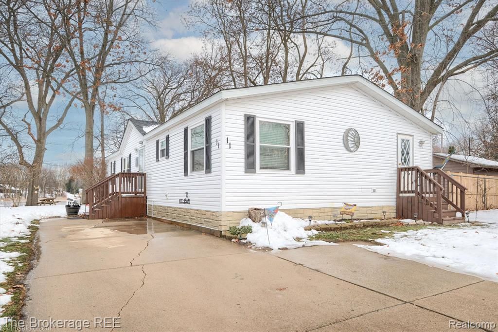 11 Crane Lake Drive, Linden, MI 48451