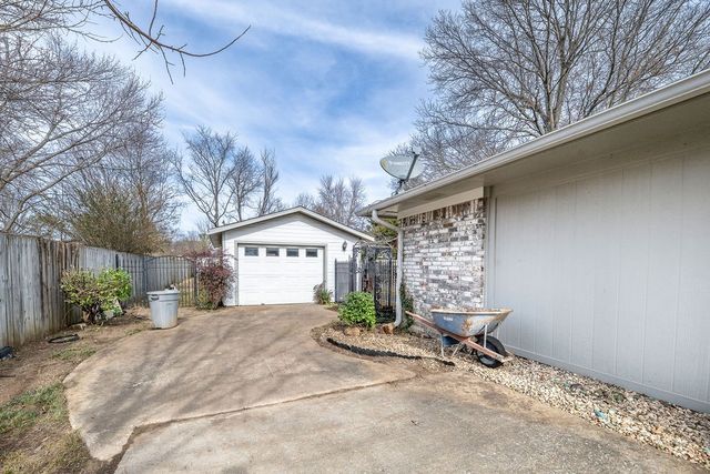 304 W Kelli Street, Farmington, AR 72730