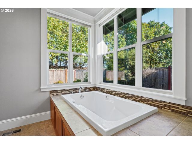 3735 NORWICH Ave, Eugene, OR 97408