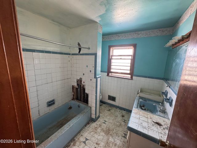 4231 Flintlock Dr, Louisville, KY 40216