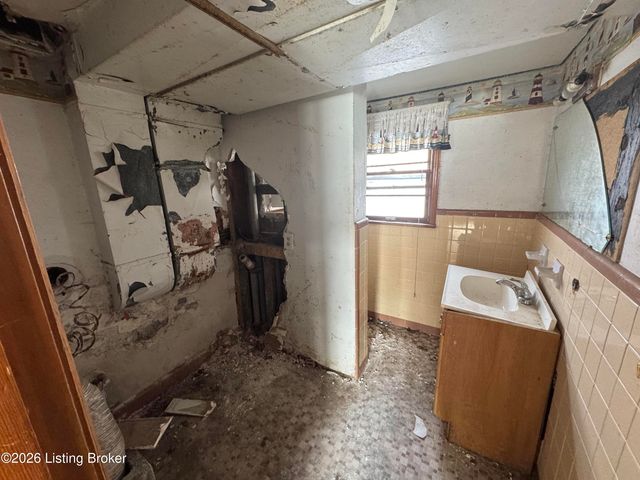 4231 Flintlock Dr, Louisville, KY 40216