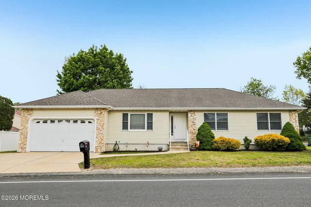 92 Birch Street, Beachwood, NJ 08722