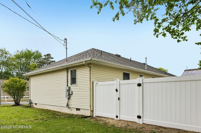 92 Birch Street, Beachwood, NJ 08722