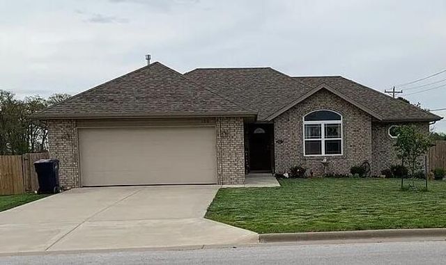 100 Hawthorn Avenue, Rogersville, MO 65742