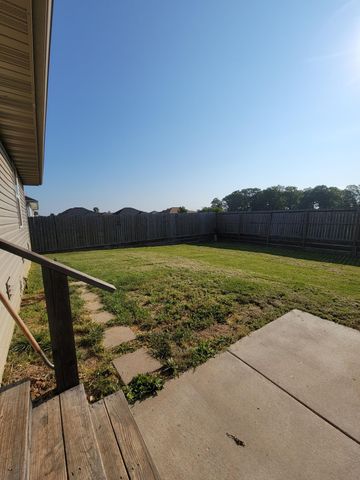 100 Hawthorn Avenue, Rogersville, MO 65742