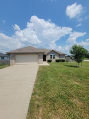 100 Hawthorn Avenue, Rogersville, MO 65742