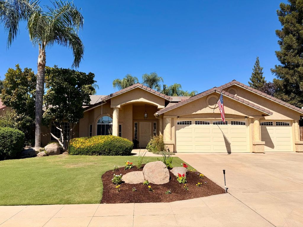Image 1 of property listing at 2555 Bellaire Way, Clovis, CA 93611
