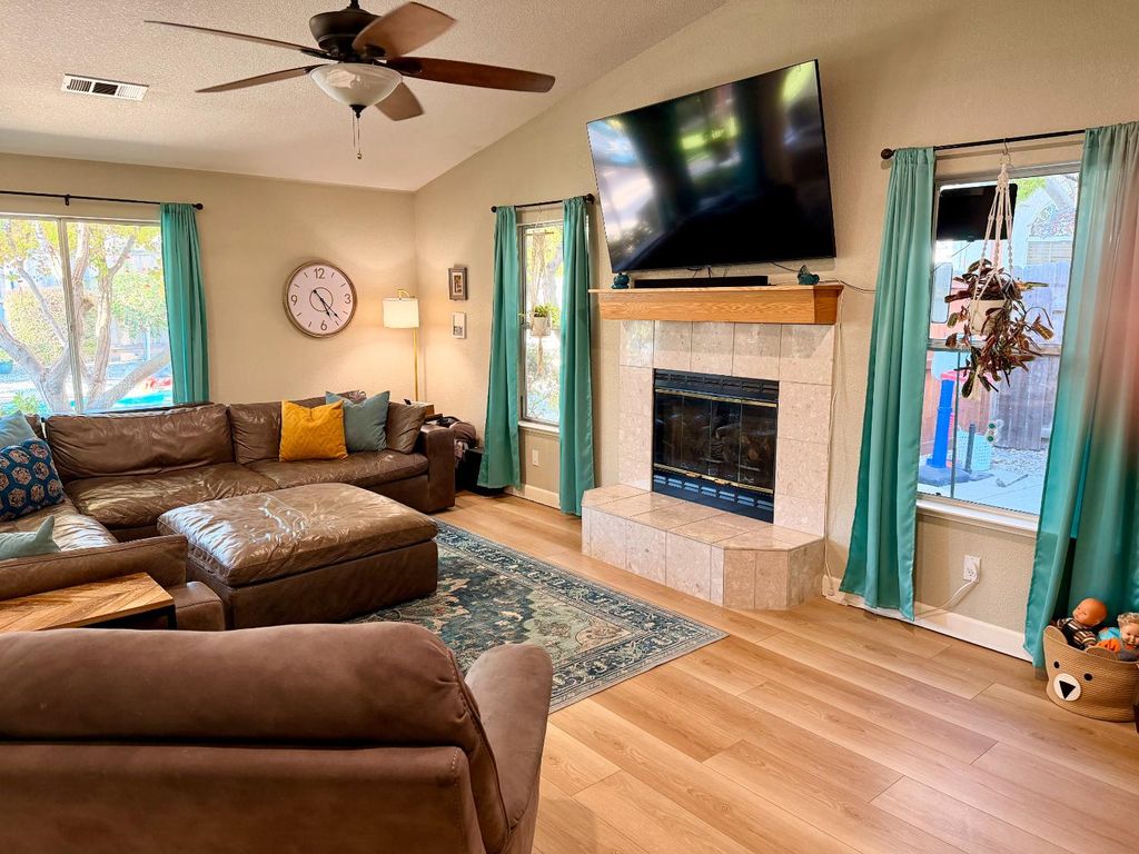 Image 11 of property listing at 2555 Bellaire Way, Clovis, CA 93611