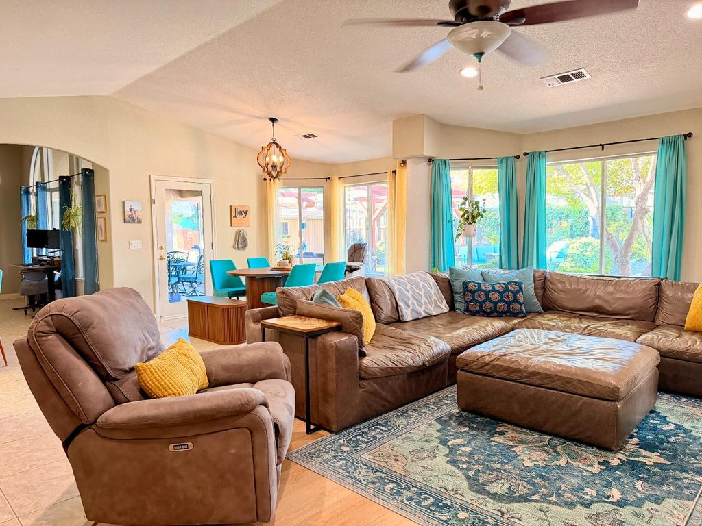 Image 12 of property listing at 2555 Bellaire Way, Clovis, CA 93611